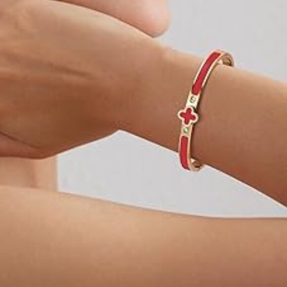 Neiman Marcus Ruby Red 18K Gold Plated Clover Clic Clac Bracelet - Picture 2 of 4